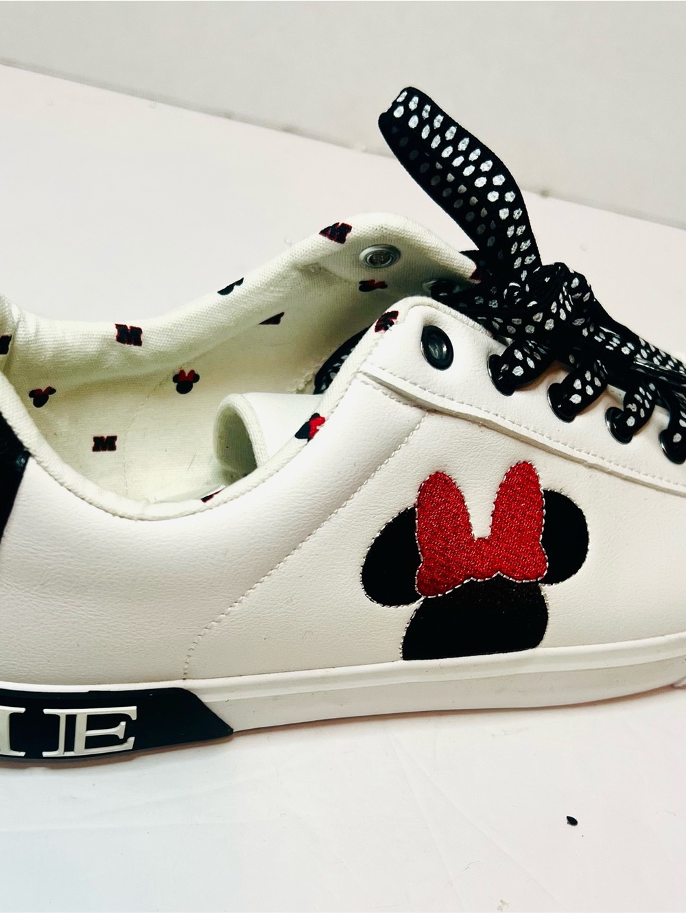 Women’s Disney Minnie Mouse leather sneakers size 11 Like new